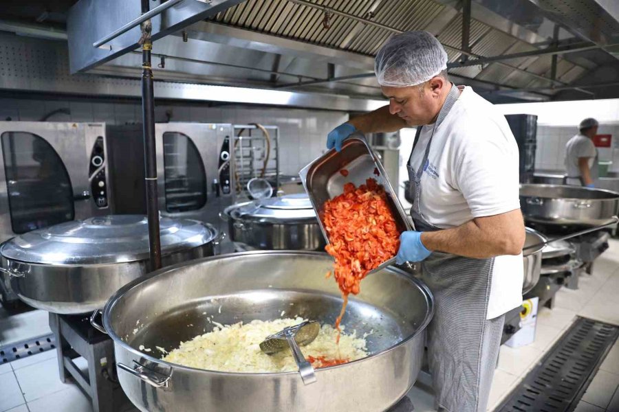 Alanya Aşevi’nden İhtiyaç Sahiplerine Günde 2 Öğün Sıcak Yemek