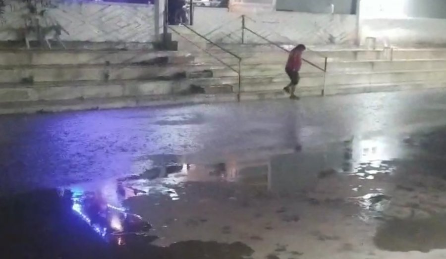 Düğünü Su Basınca, Paçalarını Sıvayıp Oynamaya Devam Ettiler