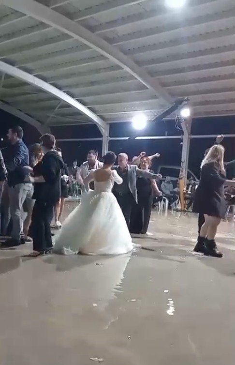 Düğünü Su Basınca, Paçalarını Sıvayıp Oynamaya Devam Ettiler