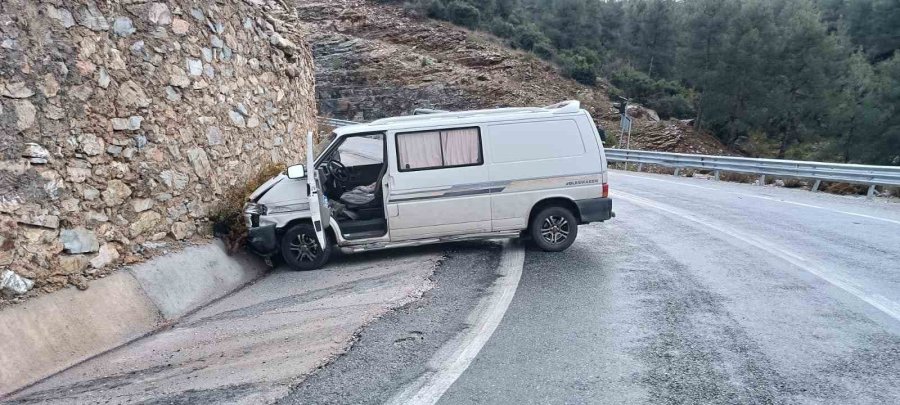 Antalya’da İstinat Duvarına Çarpan Aracın Sürücüsü Yaralandı