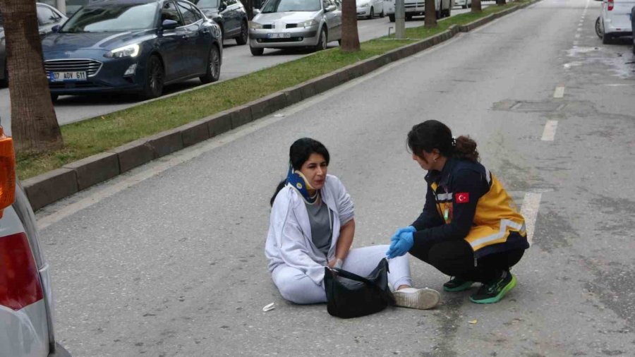 Aracın Açılan Kapısına Çarpan Motosikletteki 2 Kişi Yaralandı