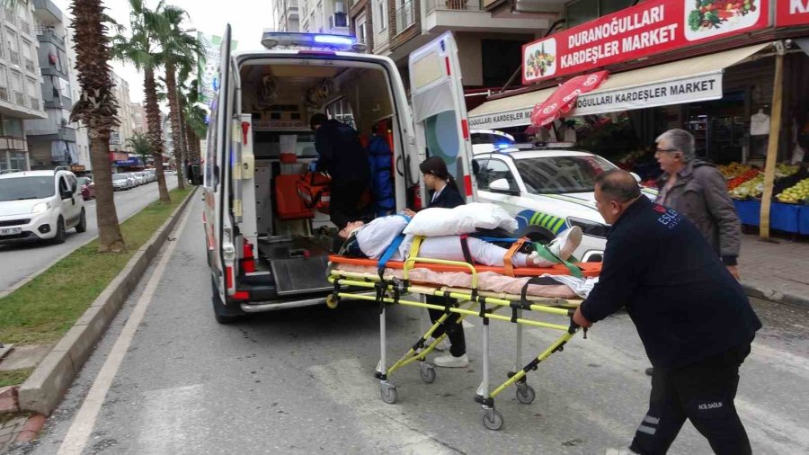 Aracın Açılan Kapısına Çarpan Motosikletteki 2 Kişi Yaralandı