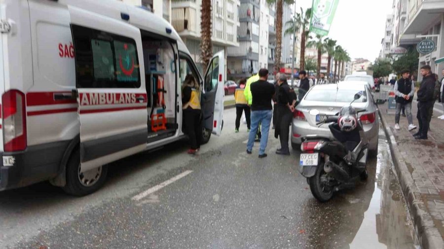 Aracın Açılan Kapısına Çarpan Motosikletteki 2 Kişi Yaralandı