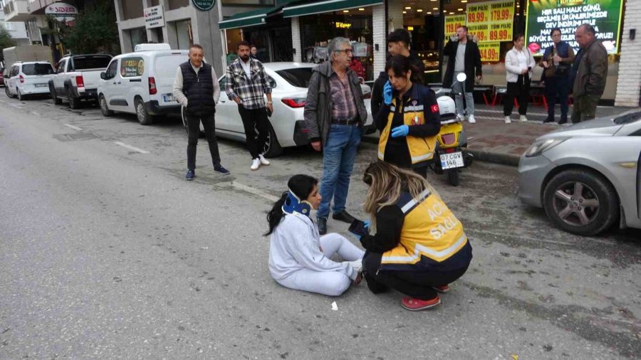 Aracın Açılan Kapısına Çarpan Motosikletteki 2 Kişi Yaralandı