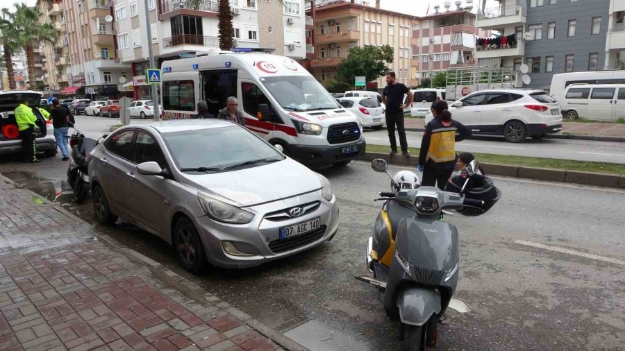 Aracın Açılan Kapısına Çarpan Motosikletteki 2 Kişi Yaralandı