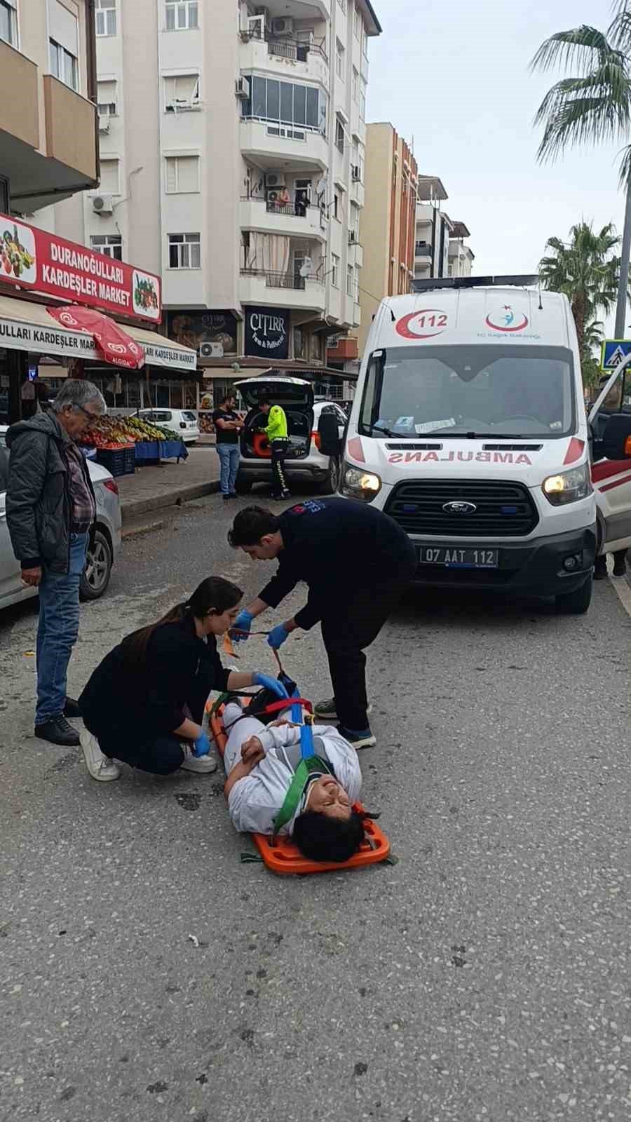 Aracın Açılan Kapısına Çarpan Motosikletteki 2 Kişi Yaralandı