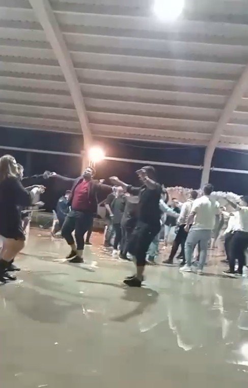 Düğünü Su Basınca, Paçalarını Sıvayıp Oynamaya Devam Ettiler