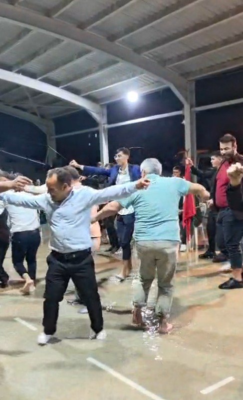 Düğünü Su Basınca, Paçalarını Sıvayıp Oynamaya Devam Ettiler