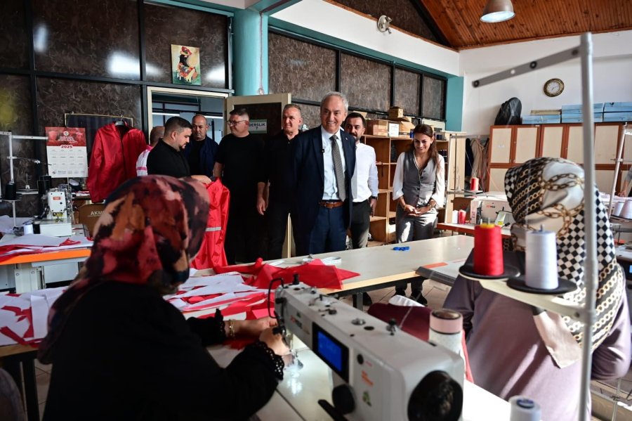 Başkan Kocagöz Kadın Emeğiyle Üretilen Yağmurlukları Bizzat Test Etti