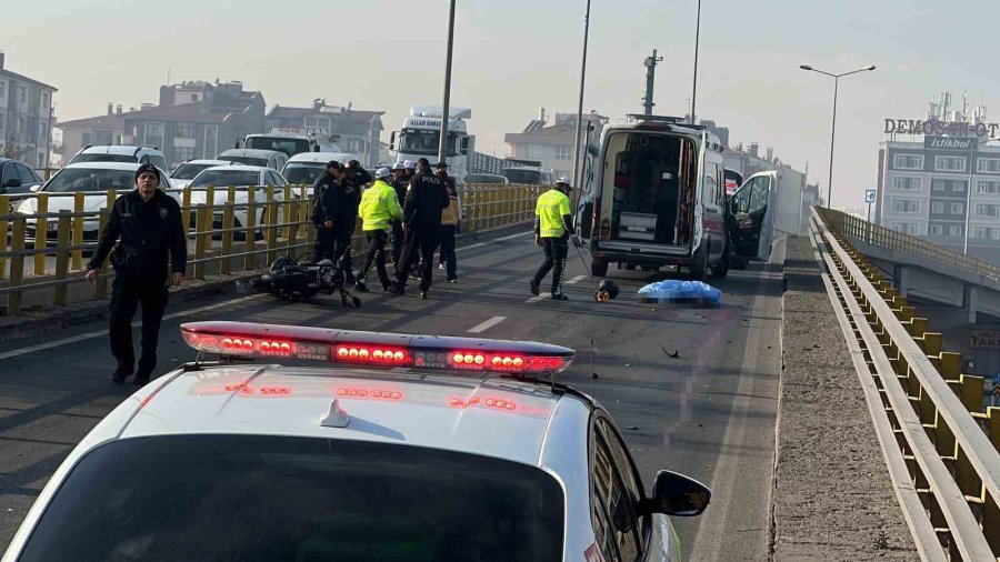 Tır İle Motosiklet Çarpıştı, Üniversite Öğrencisi Motosikletli Öldü