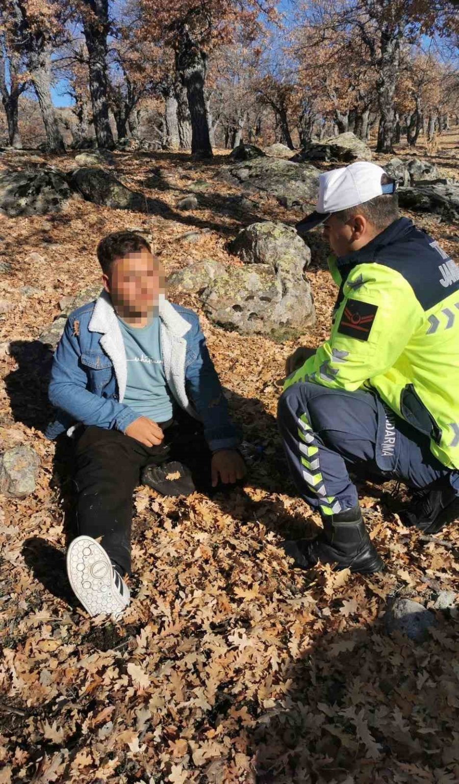 Dağlık Alanda Kaybolan Genci Jandarma Buldu