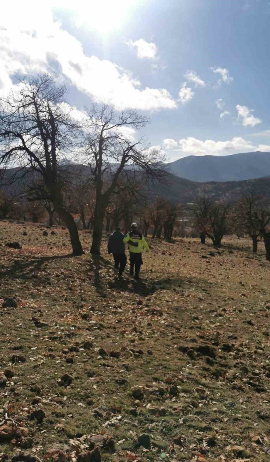 Dağlık Alanda Kaybolan Genci Jandarma Buldu