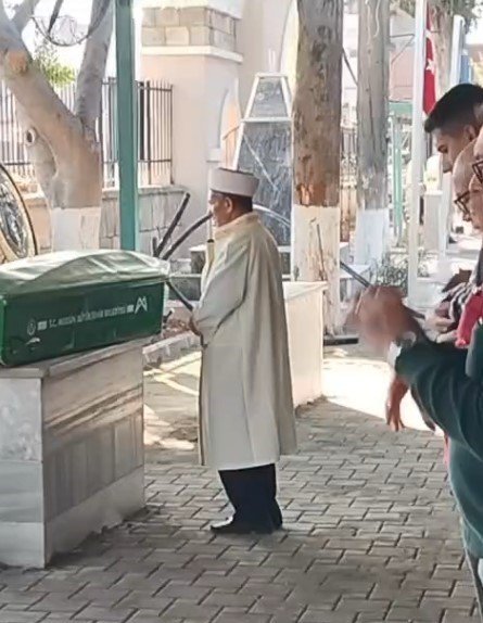 Mersin’deki Koca Vahşeti: Şüpheli Tutuklandı, 4 Çocuk Annesi Son Yolculuğuna Uğurlandı