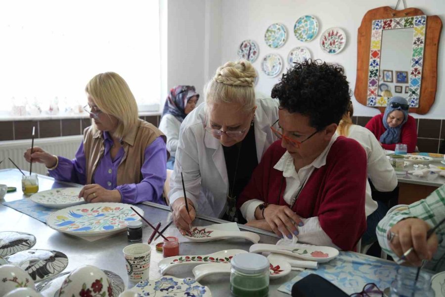 Niğde’de Renklerin Ve Motiflerin Buluştuğu Çini Atölyesine Büyük İlgi