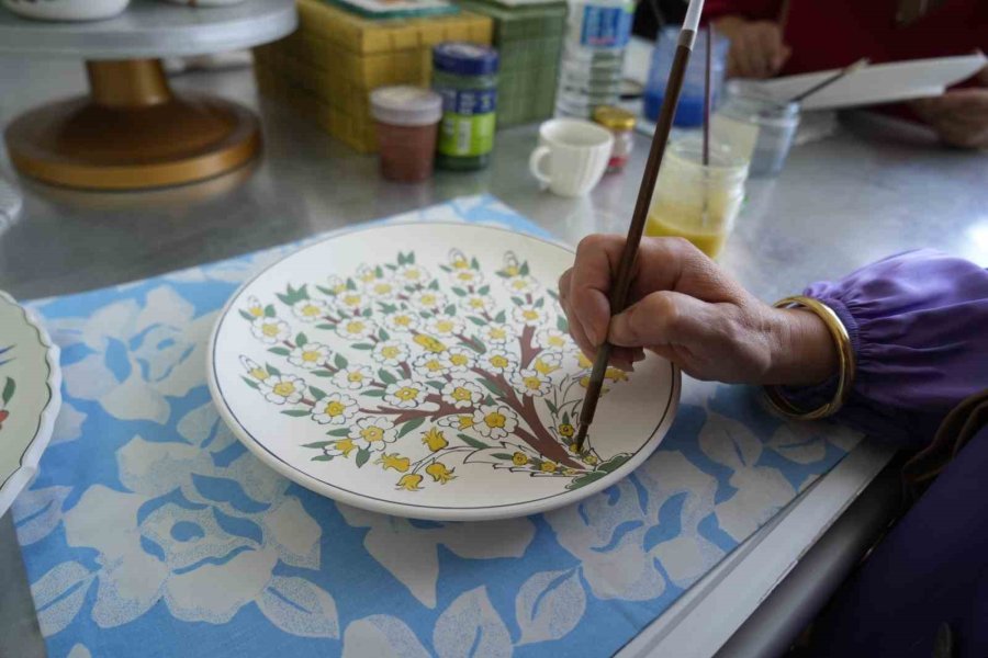 Niğde’de Renklerin Ve Motiflerin Buluştuğu Çini Atölyesine Büyük İlgi