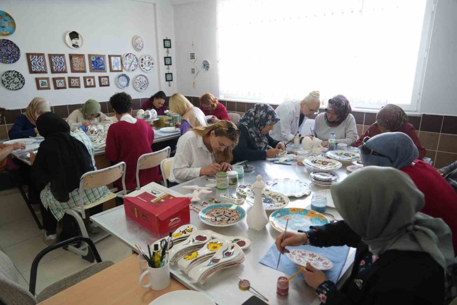 Niğde’de Renklerin Ve Motiflerin Buluştuğu Çini Atölyesine Büyük İlgi