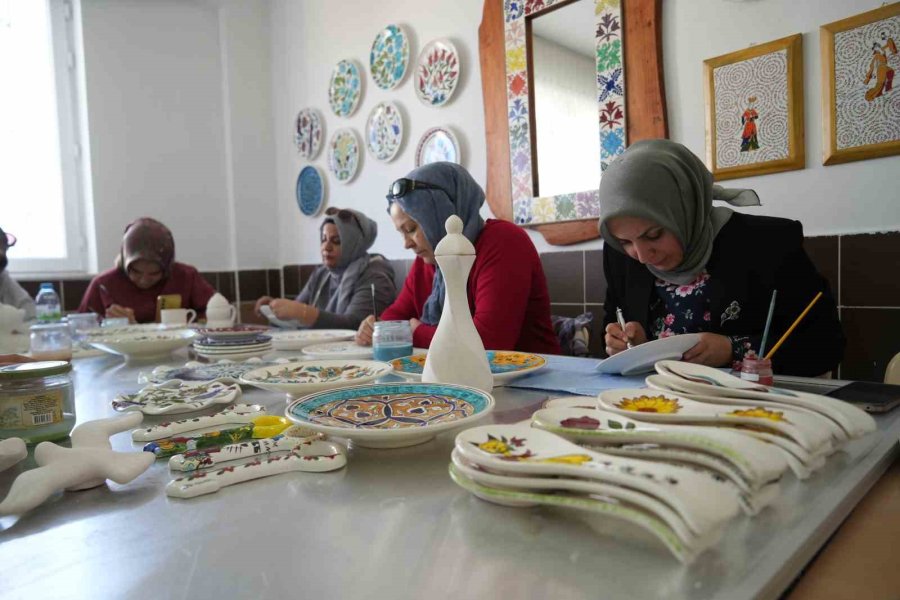 Niğde’de Renklerin Ve Motiflerin Buluştuğu Çini Atölyesine Büyük İlgi