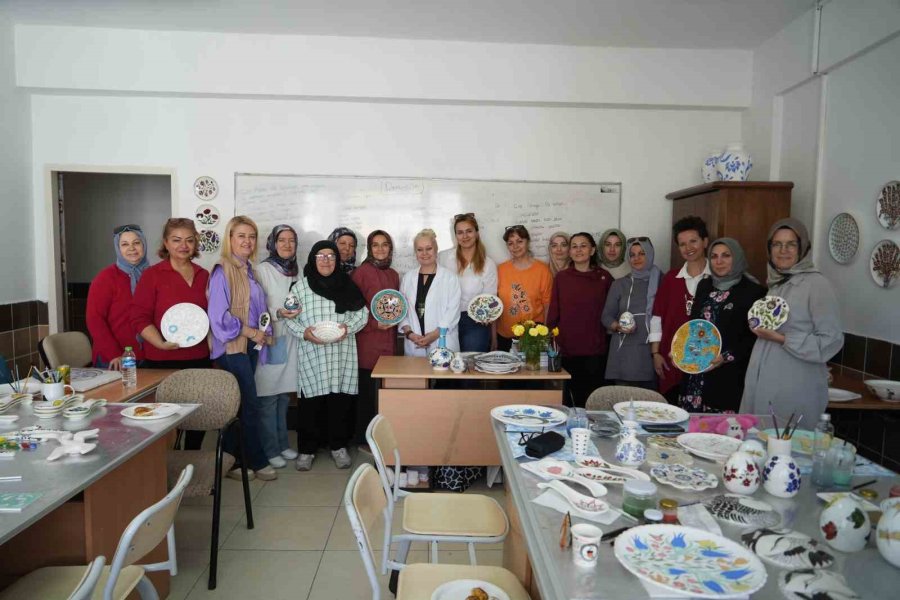 Niğde’de Renklerin Ve Motiflerin Buluştuğu Çini Atölyesine Büyük İlgi