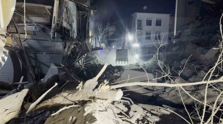 Aksaray Belediyesi’nin Kontrolsüz Yıkımı Az Kalsın Dükkanları Yıkıyordu