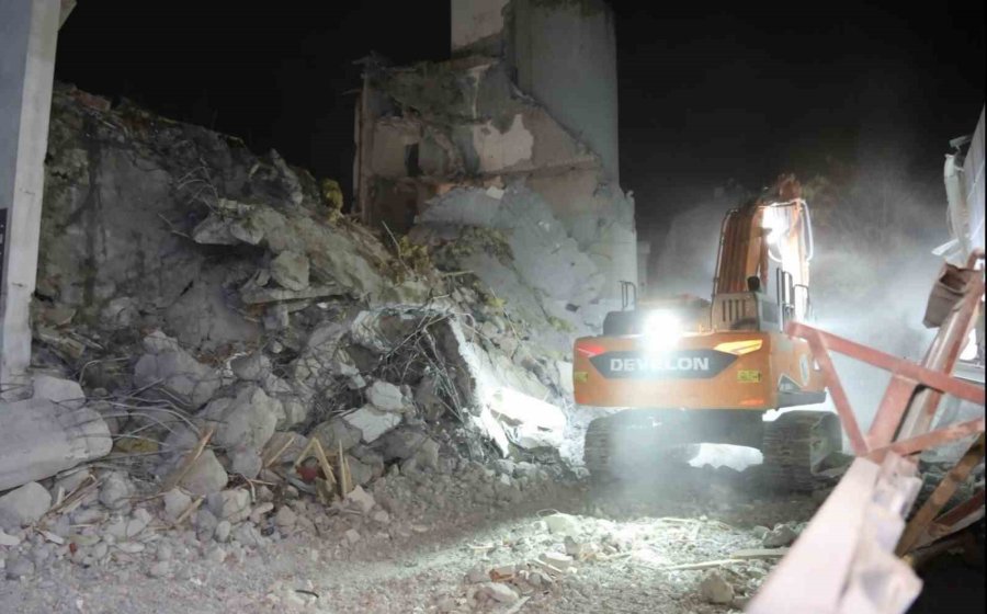 Aksaray Belediyesi’nin Kontrolsüz Yıkımı Az Kalsın Dükkanları Yıkıyordu