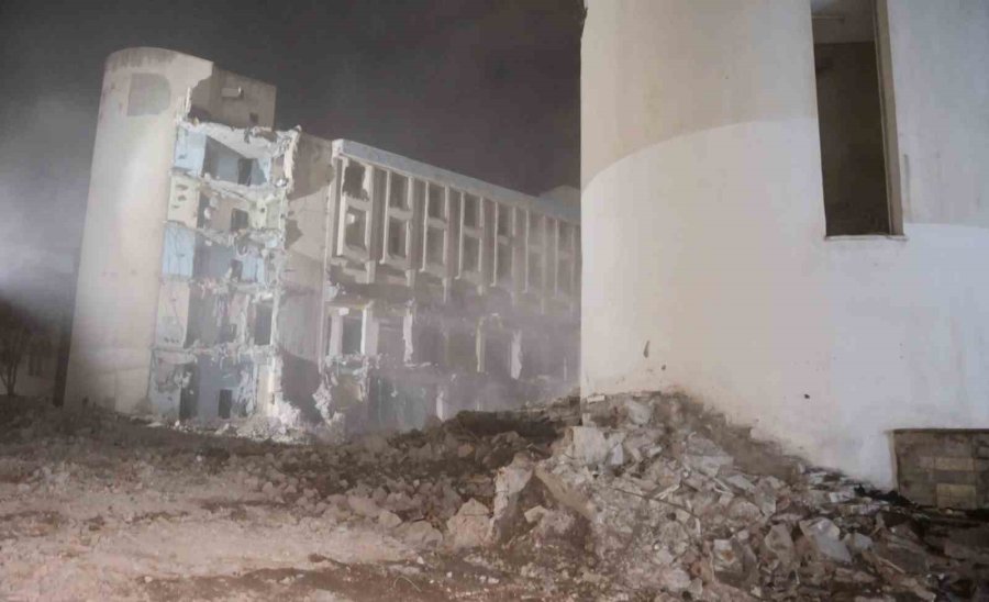 Aksaray Belediyesi’nin Kontrolsüz Yıkımı Az Kalsın Dükkanları Yıkıyordu