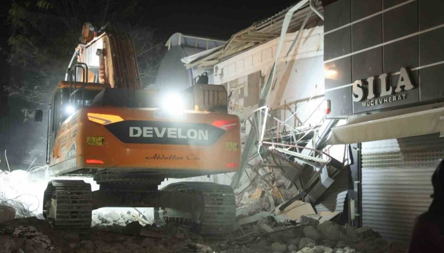 Aksaray Belediyesi’nin Kontrolsüz Yıkımı Az Kalsın Dükkanları Yıkıyordu