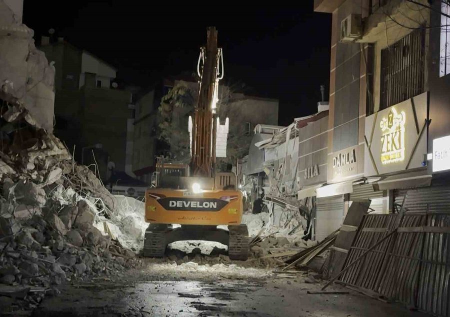 Aksaray Belediyesi’nin Kontrolsüz Yıkımı Az Kalsın Dükkanları Yıkıyordu
