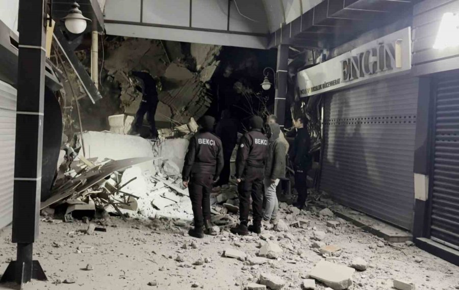 Aksaray Belediyesi’nin Kontrolsüz Yıkımı Az Kalsın Dükkanları Yıkıyordu