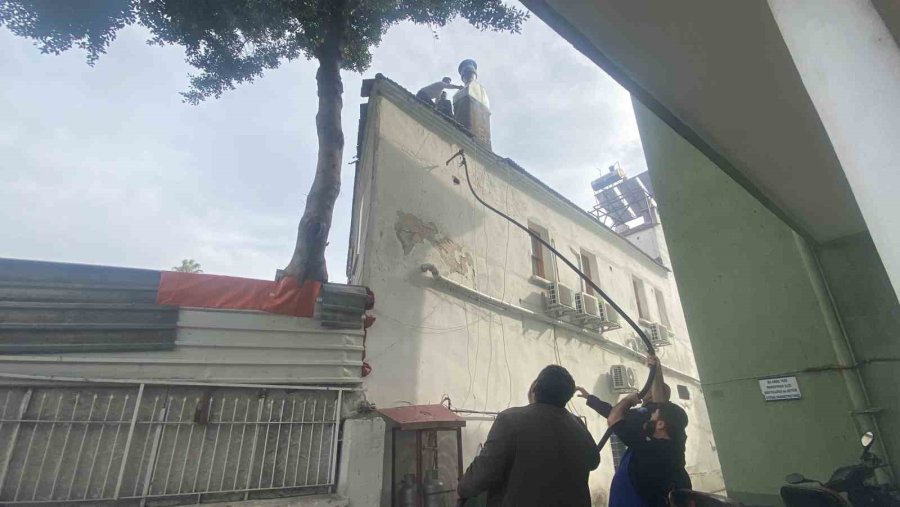 Antalya’da Restoran Bacasındaki Yangın Sokağı Dumana Boğdu