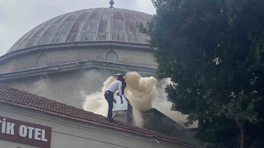 Antalya’da Restoran Bacasındaki Yangın Sokağı Dumana Boğdu