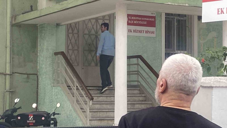 Antalya’da Restoran Bacasındaki Yangın Sokağı Dumana Boğdu