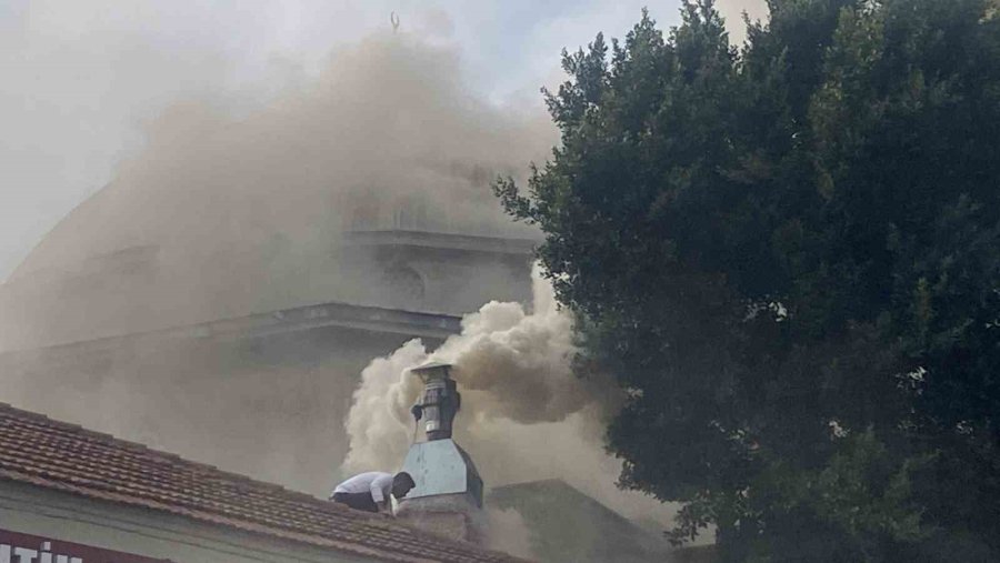 Antalya’da Restoran Bacasındaki Yangın Sokağı Dumana Boğdu