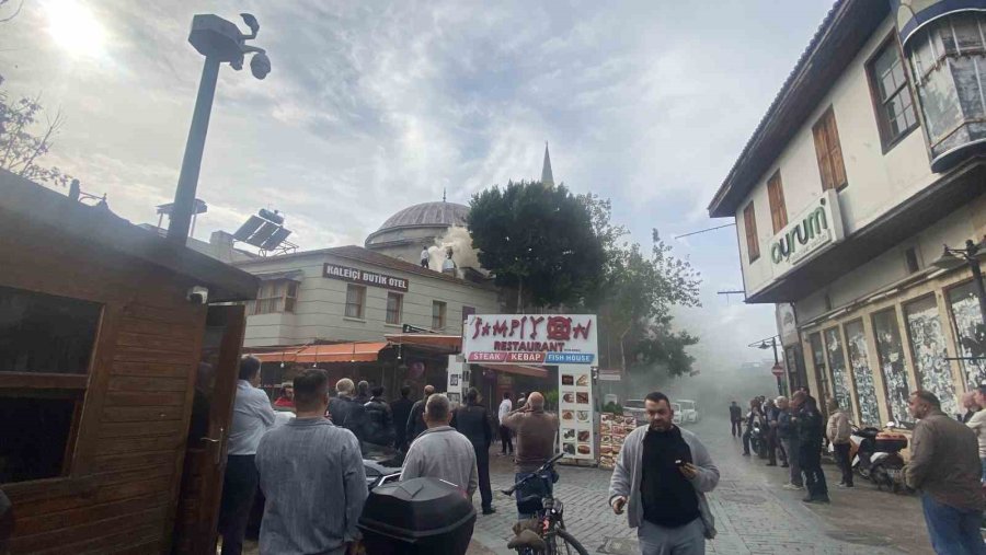 Antalya’da Restoran Bacasındaki Yangın Sokağı Dumana Boğdu