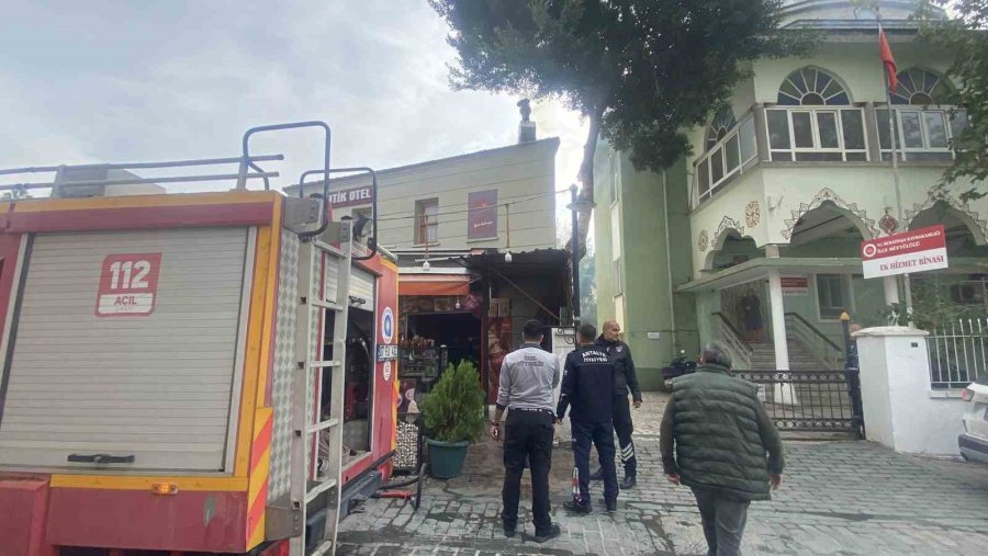 Antalya’da Restoran Bacasındaki Yangın Sokağı Dumana Boğdu