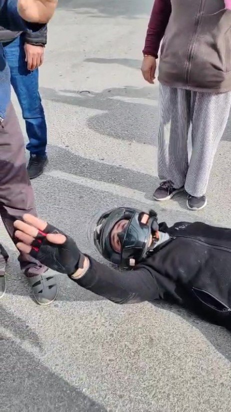 Kendi Acısını Unutup Araçtaki Çocuğu Düşündü, Sebebi Küçük Yaşta Kaybettiği İkiz Kardeşi Çıktı