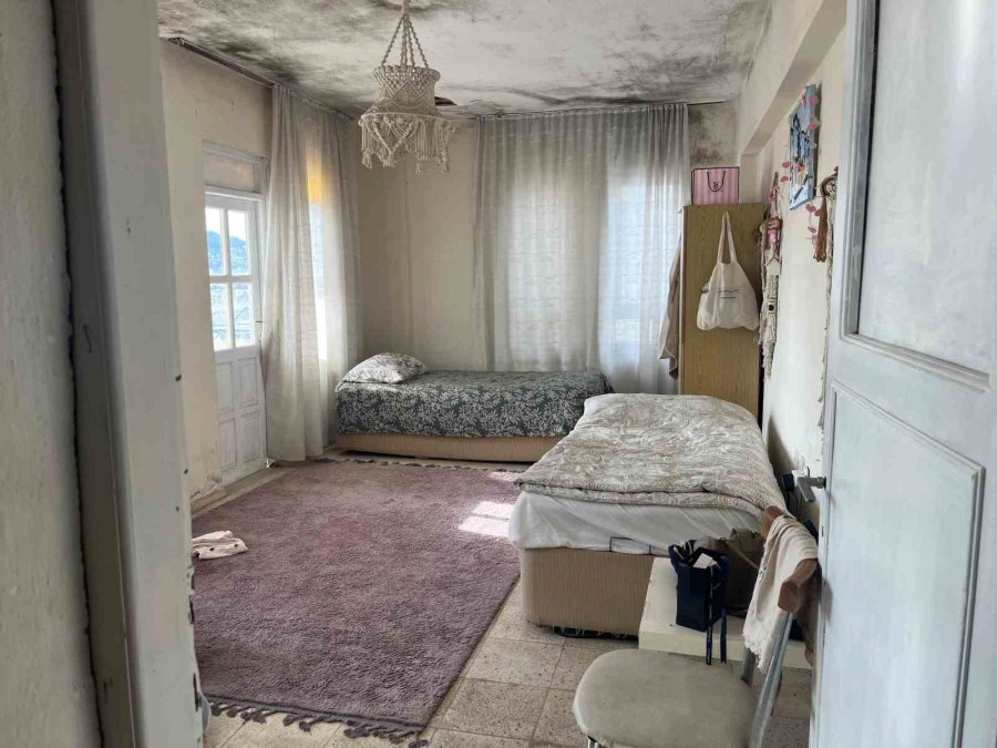 Apartmana Eli Boş Girdi, Dışarıya Altında Akrobasi Bisikleti Ve Çantayla Çıktı