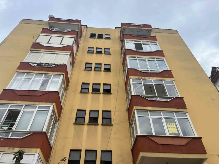 Apartmana Eli Boş Girdi, Dışarıya Altında Akrobasi Bisikleti Ve Çantayla Çıktı
