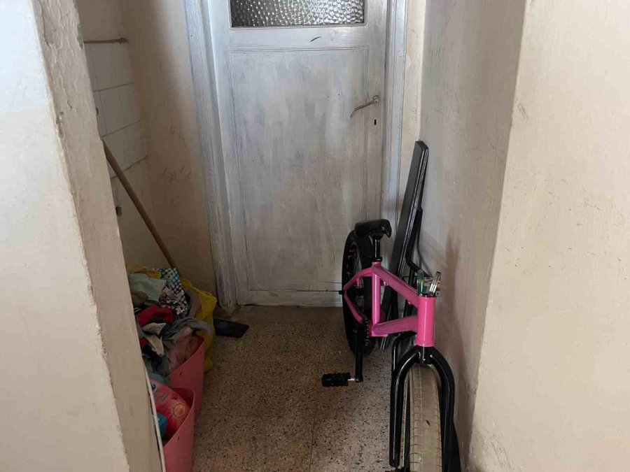 Apartmana Eli Boş Girdi, Dışarıya Altında Akrobasi Bisikleti Ve Çantayla Çıktı