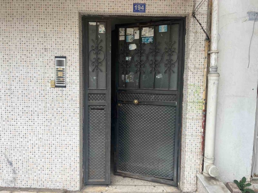 Apartmana Eli Boş Girdi, Dışarıya Altında Akrobasi Bisikleti Ve Çantayla Çıktı