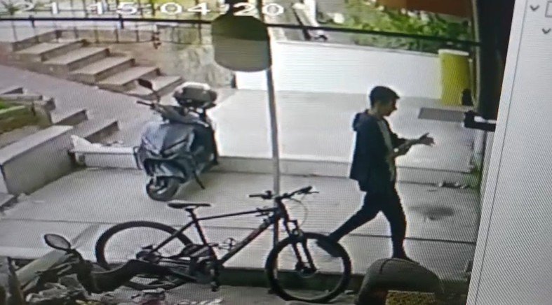 Apartmana Eli Boş Girdi, Dışarıya Altında Akrobasi Bisikleti Ve Çantayla Çıktı