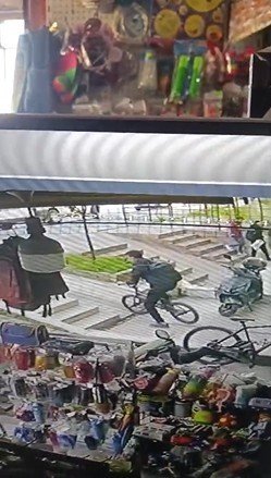 Apartmana Eli Boş Girdi, Dışarıya Altında Akrobasi Bisikleti Ve Çantayla Çıktı