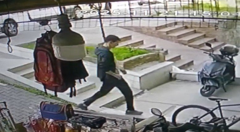 Apartmana Eli Boş Girdi, Dışarıya Altında Akrobasi Bisikleti Ve Çantayla Çıktı