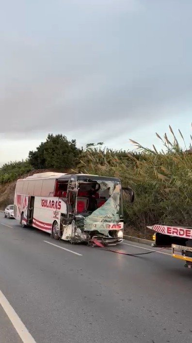Alanya’da Otobüs İle Tır Çarpıştı: 5 Yaralı