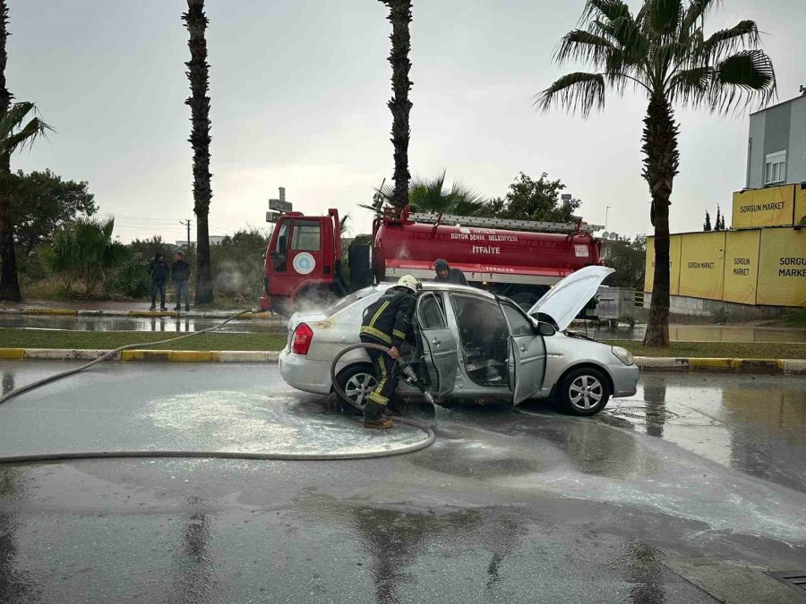 Antalya’da Seyir Halindeki Otomobil Bir Anda Alev Topuna Döndü, Sürücü Kendini Dışarıya Attı