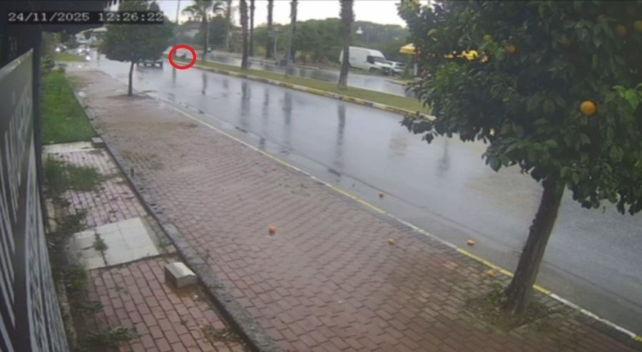 Antalya’da Seyir Halindeki Otomobil Bir Anda Alev Topuna Döndü, Sürücü Kendini Dışarıya Attı