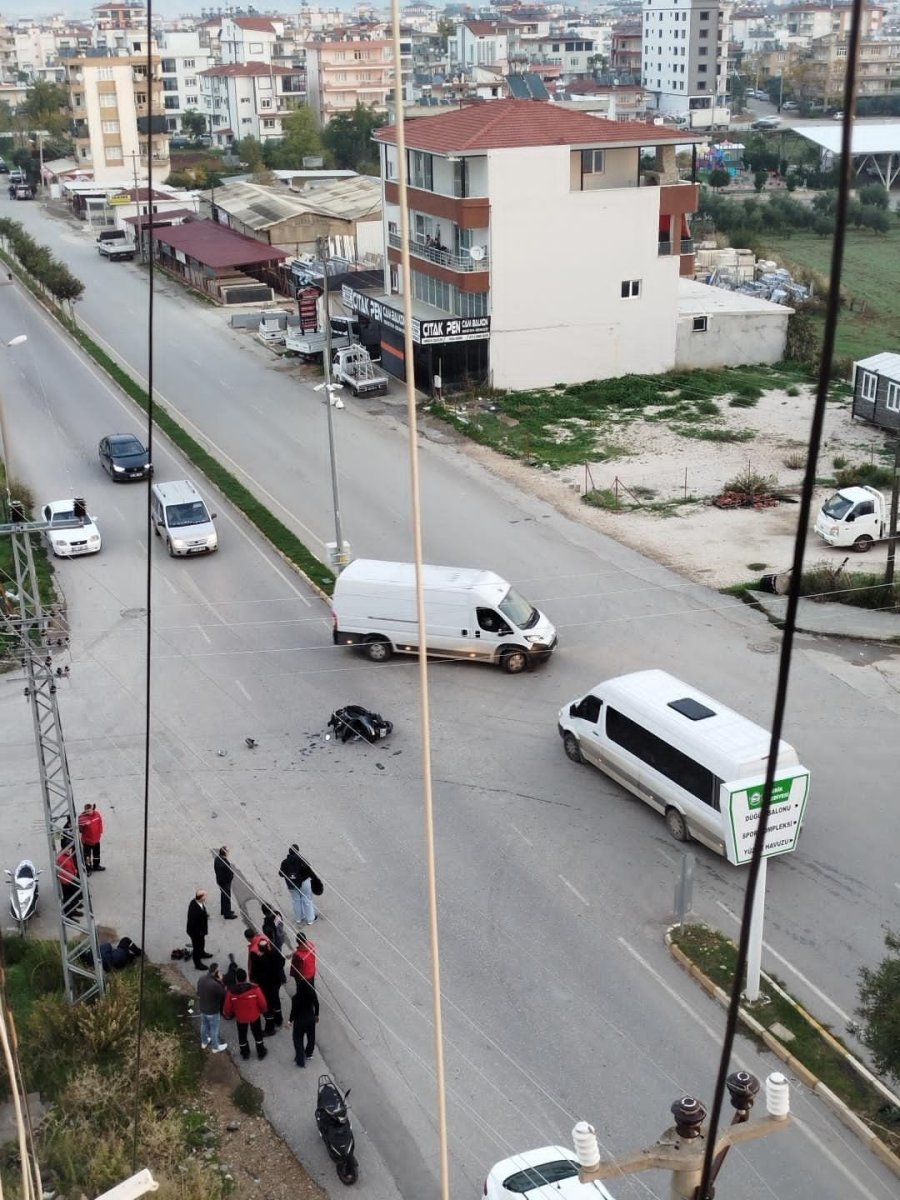 Antalya’da Otomobil Ve Motosiklet Çarpıştı: 2 Yaralı