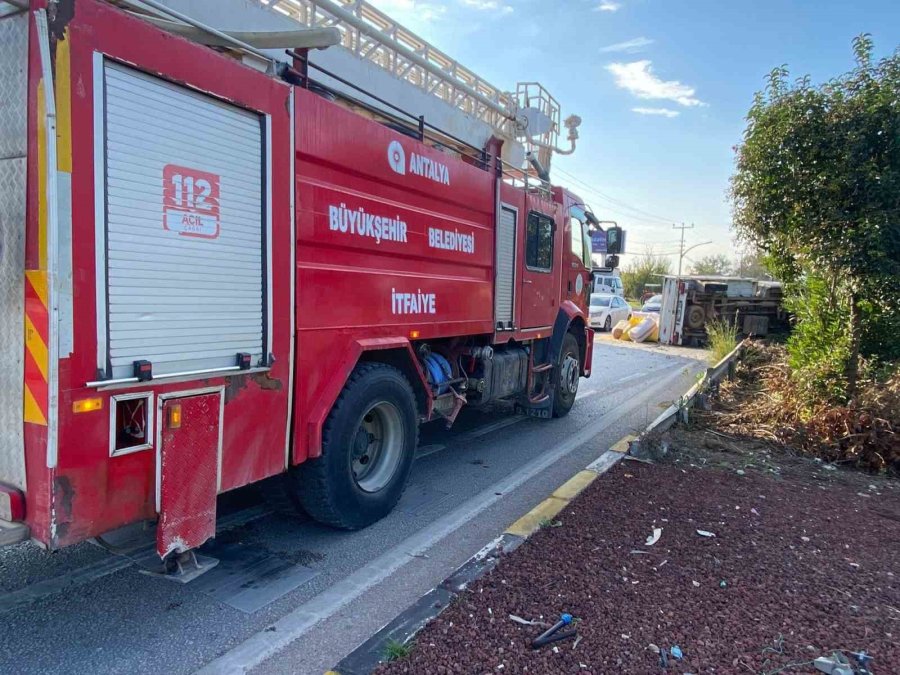 Antalya’da Saman Yüklü Kamyonet Devrildi, Yol Trafiğe Kapandı