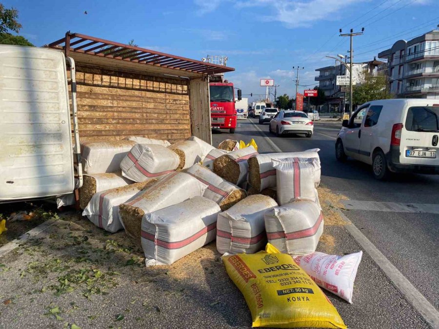 Antalya’da Saman Yüklü Kamyonet Devrildi, Yol Trafiğe Kapandı
