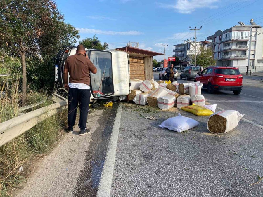 Antalya’da Saman Yüklü Kamyonet Devrildi, Yol Trafiğe Kapandı