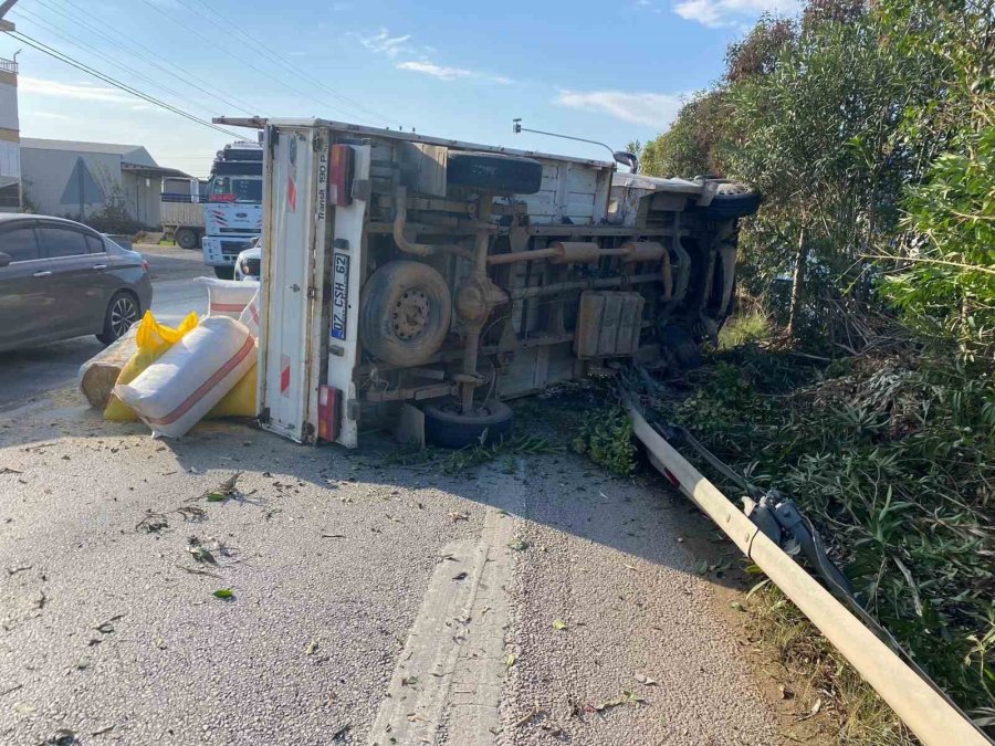Antalya’da Saman Yüklü Kamyonet Devrildi, Yol Trafiğe Kapandı